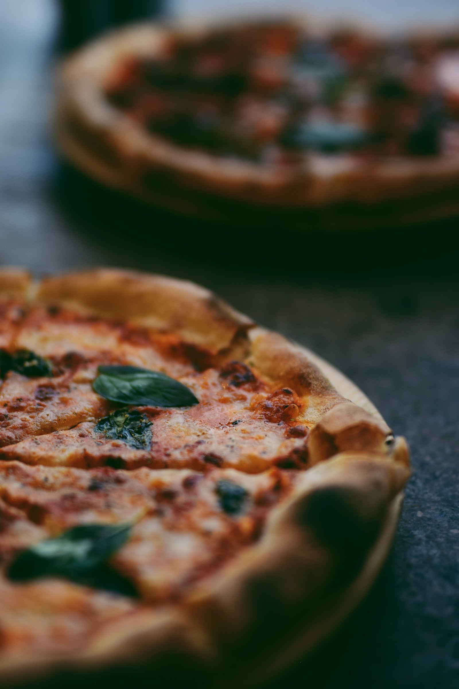 Pizza artesanal recién horneada a la piedra
