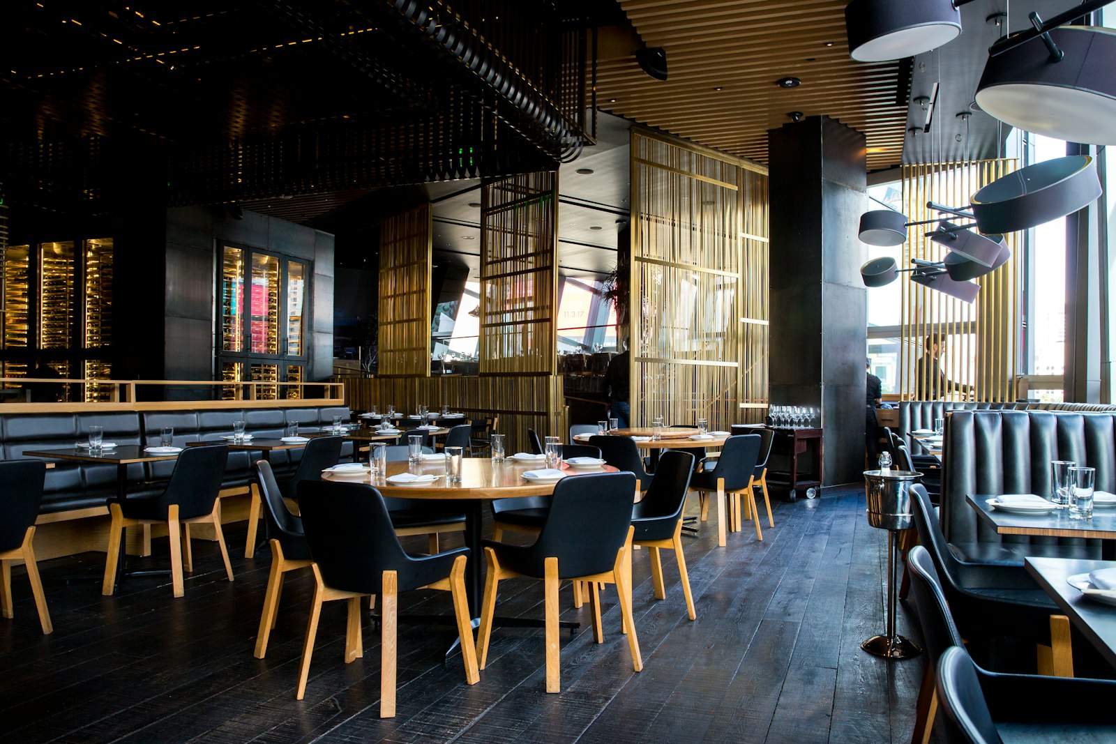 Salón cálido de la pizzería con mesas de madera