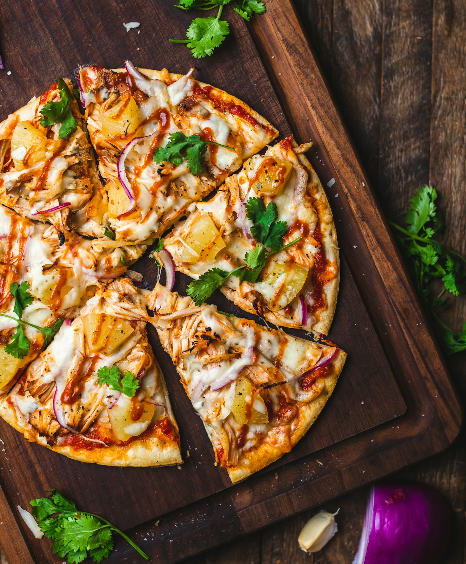 Pizza de pepperoni recién horneada