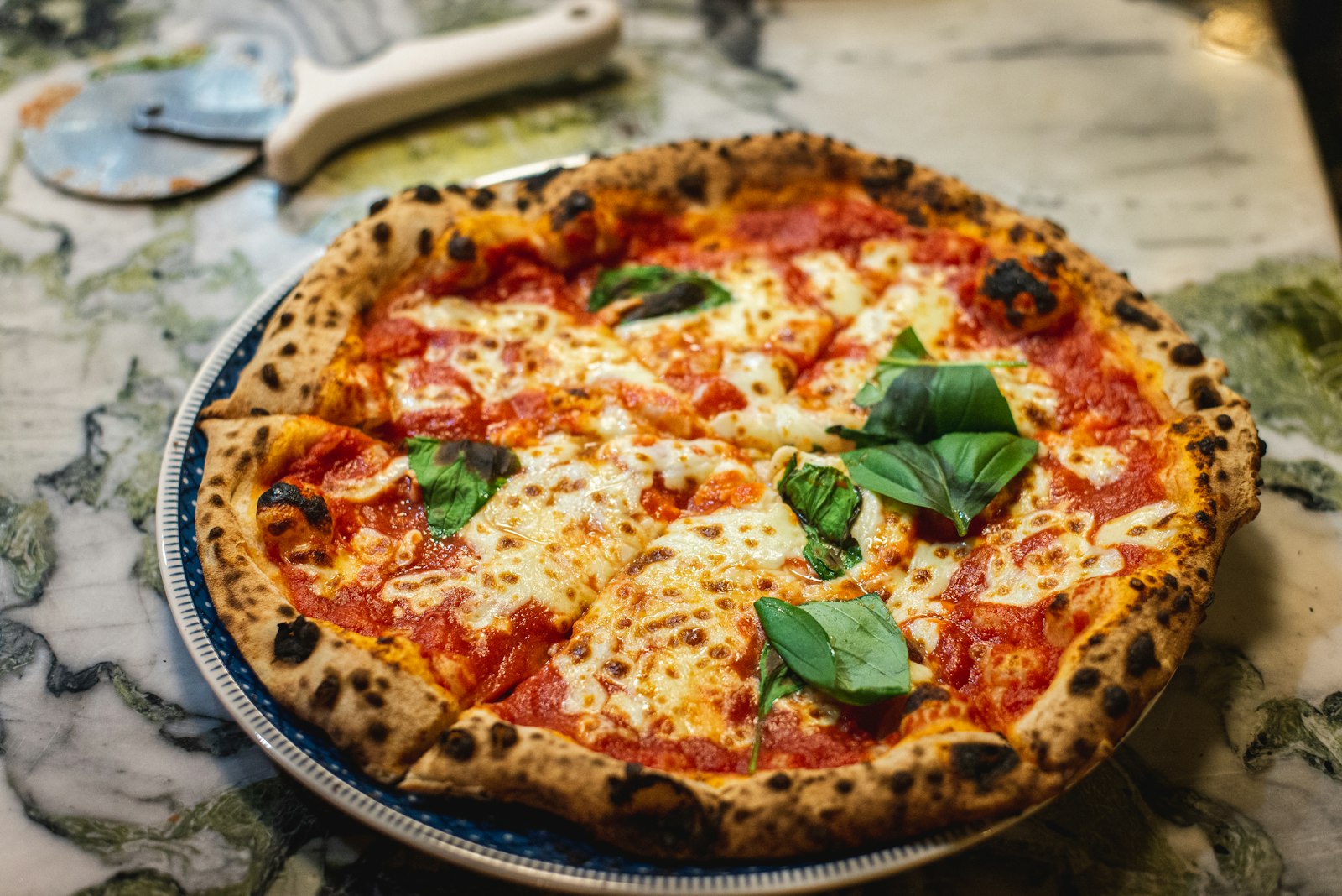 Pizza margherita a la piedra con borde crocante