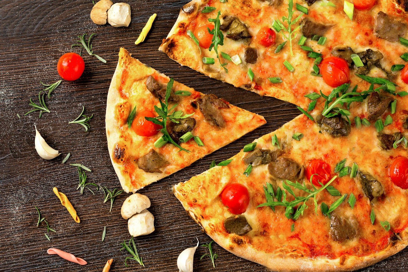 Pizza con rúcula, tomates cherry y hongos